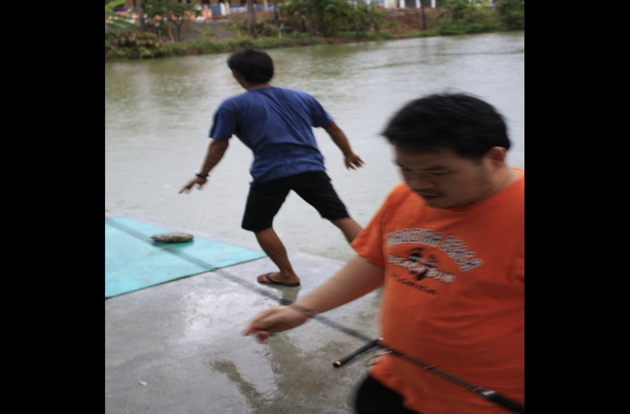 พี่อาร์ต วิ่งมาบอกวิธีจัดการ กับ ฝนตก น้ำใหม่ แล้วจากไปห้องครัว 