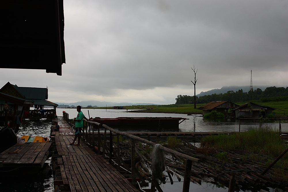 เห็นบรรยากาศตอนเช้าแล้วเสียวครับ....กลัวจะโดนฝนถล่มกันมาก.. :frown: