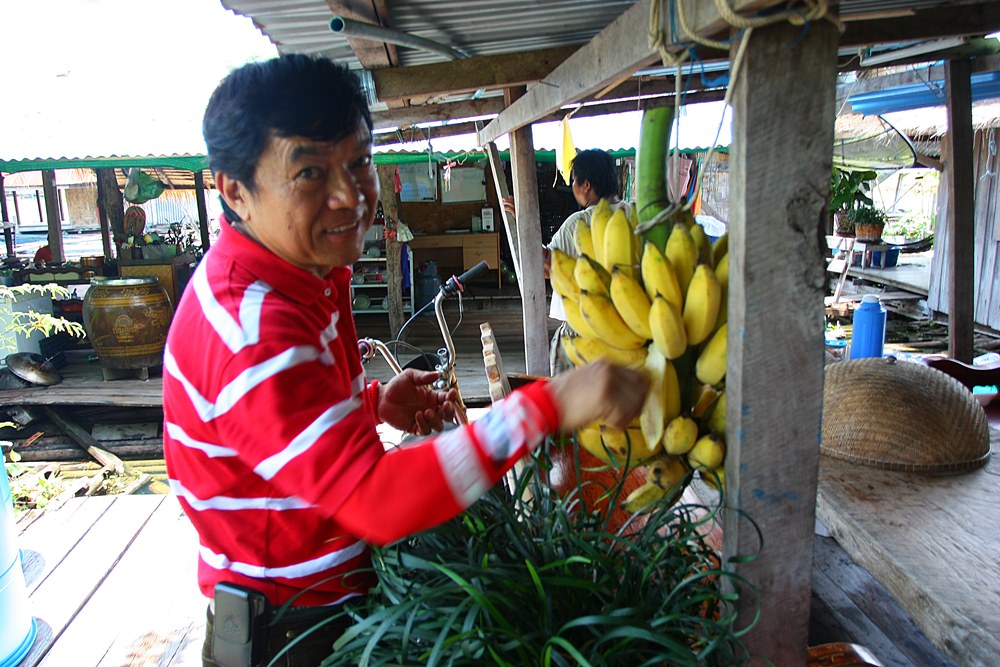 เฮียเต็กชวนกินของกล้วย ๆ อีกแล้ว หลังจากที่ไปสั่งกับข้าวแล้วต้องรอกันนาน เลยสั่งปลากระป๋องมาคนละกระป