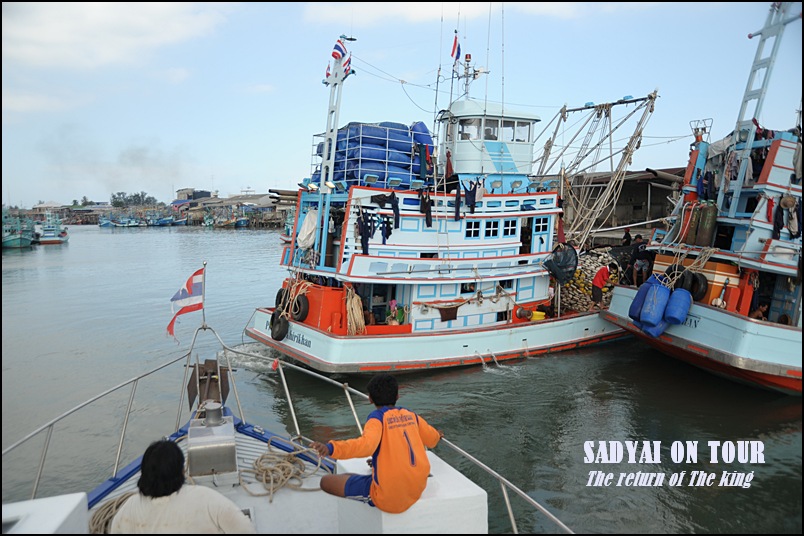 ยังไม่ทันพ้นปากคลอง ก็ใจระทึกแล้วครับ

เมื่อเรือของเราวิ่งมาตรงๆ จู่ๆเรือหาปลาลำนี้เล่นถอยออกมาชนิ