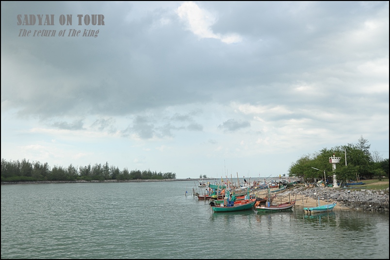 "ปากคลองปราณ " ในวันนี้ สงบเงียบเรียบร้อยราวกุลสตรี

แต่เมฆดำที่ตั้งเค้า ลอยต่ำ ทำให้ผมแอบกังวลอ