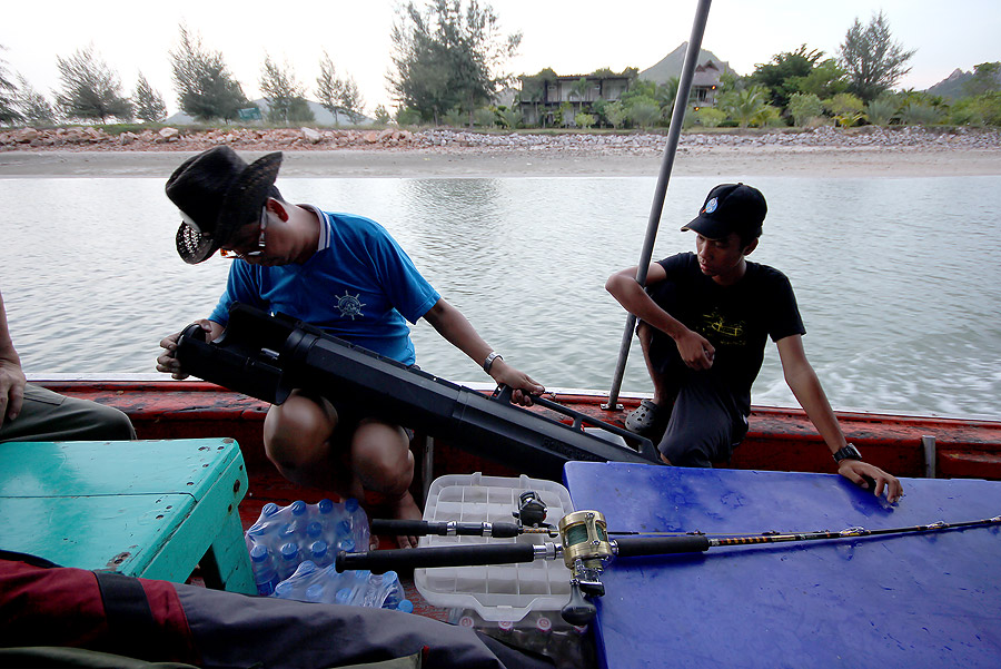 
 [b]  เรือแล่นออกไปจากคลองอย่างช้าๆ

หลบตื้นลงร่อง  เพราะน้ำยังขึ้นไม่มากนัก[/b]


 :grin: