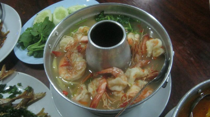 อันนี้ต้มยำกุ้ง แบบน้ำน้อยครับ   กุ้งเพียบ  กุ้งเหยื่อทั้งนั้นเลย   :umh: