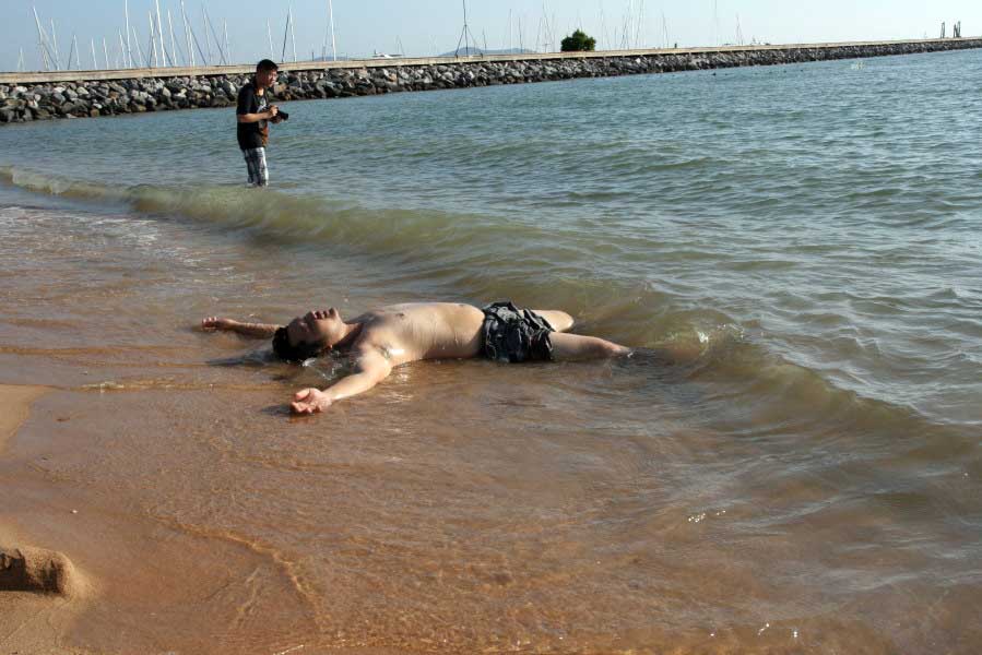 เล่นกันจนเหนื่อย ผมก็ไปแกล้งตาย ที่ข้าง ทะเล  :laughing: :laughing: