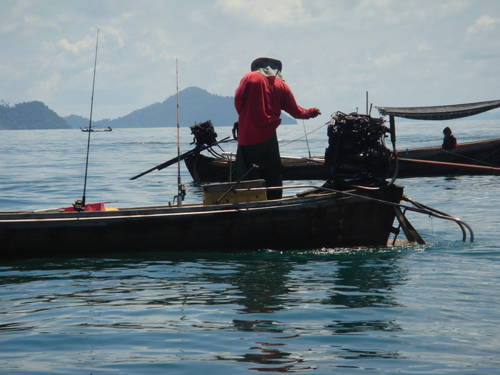 ชมภาพเรือเพื่อนบ้านเย่อปลาไปก่อนละกัน ระหว่างรอวีดีโอ :smile: :smile: