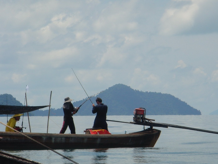 เรือใกล้บังหมานแก่ ก็อัดเหมือนกัน แต่ไม่ได้ถ่ายตอนเอาปลาขึ้น :smile: :smile: :smile: