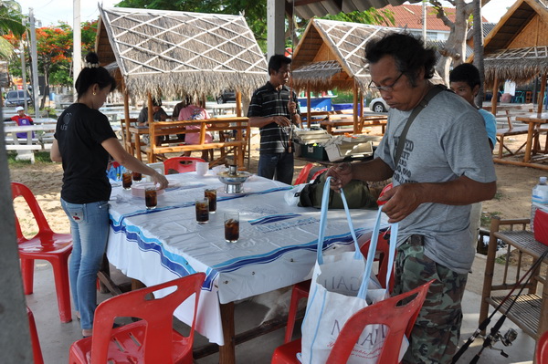 อารมณ์ยังค้างครับ ก็เลยชวนไต๋ติ่งไปกินข้าวและตกเห็ดโคลนริมหาดต่อ เป็นเพราะฝนเลยทำให้ไม่ได้ไปหมายตกปล