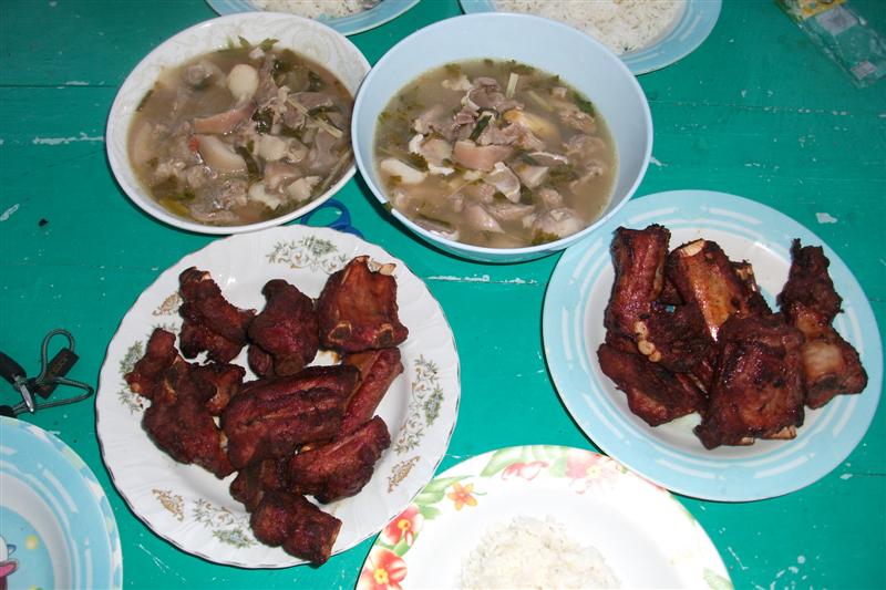 อาหารบนเรือมื้อแรก สนับสนุนซี่โครงหมูหมัก เนื้อหมูหมักและหัวหมู โดยว่าที่ลูกเขยเขียงหมู น้องนัท :gri