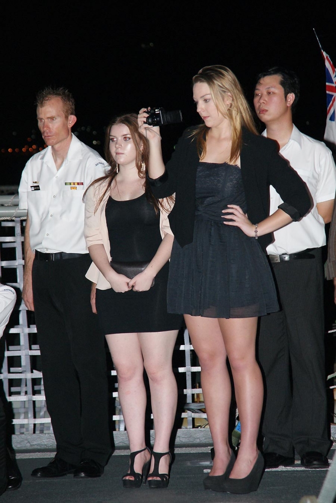 [q]เพื่อเป็นการไถ่โทษ เลยเอารูป สาวออสซี่ ในงานเลี้ยงบนเรือรบของออสเตรเลียมาฝากครับ[/q]
 :cool:
 