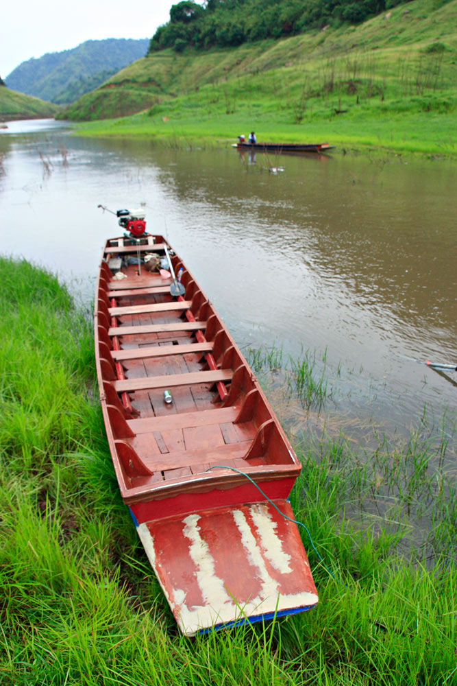  [b]พาหานะของเราครับ....

เรือจอดแล้วช่วยกันขนของลง ส่วนผมมีหน้าที่ถ่ายรูปเน๊อะ...เอิ๊กๆ..[/b]
