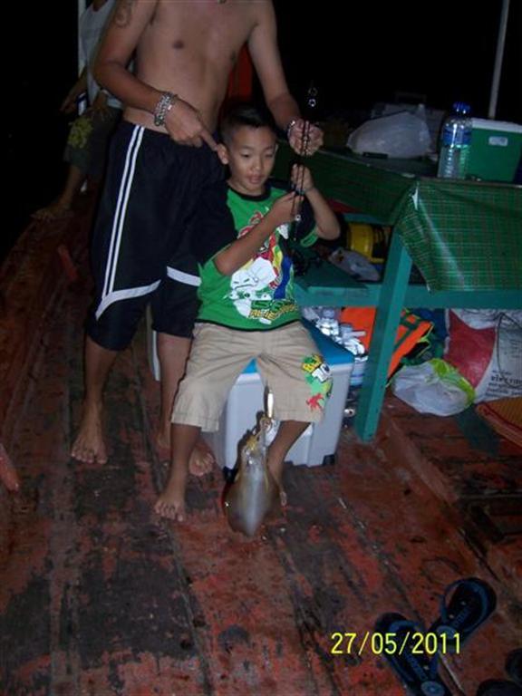 บางคนบอกเด็กน้อย ลงเรือเดี๋ยวก็เมาเรื่อไม่มีใครดูแล เค้าตกปลากัน
แต่ใช้กับหลานผมไม่ได้ครับ ถ้าเขาง่