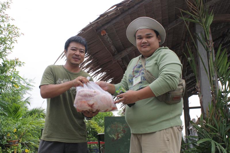 อาตี้   : พี่โปรด ครับ เขาใช้ไก่ทำเหยื่อหรือพี่
โปรด : ไม่ใช่เหยื่อ เขาช่วยสนับสนุน กับข้าวพี่เต่าเ