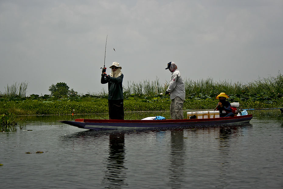 ออกจากหมายเดินตีล่องเรือมาเรื่อย
ส่วนน้านุ้ยกำลังหม่ำข้าวครับ
เห็นว่าหิวสุดๆเบิ้ลข้าวซะสองกล่องเลย