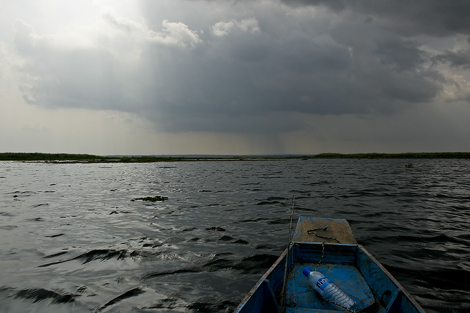 นั่งเรือเข้าฝั่งก็เห็นฝนตกฝั่งตรงกันข้าม
คลื่นลมตอนนี้แรงพอสมควร
แต่ก็ยังพากันเดินทางต่อไปได้


