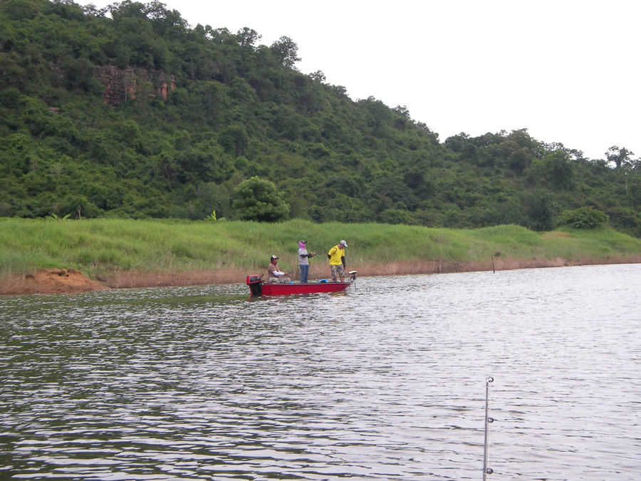 เข้ามาในคลองก็เจอเรือลำสีแดงคุ้นๆ  :grin:
มีน้าคิด น้าจู้ น้าเอ จากการสอบถามทุกคนถึงลำแชะหมดแล้ว  :