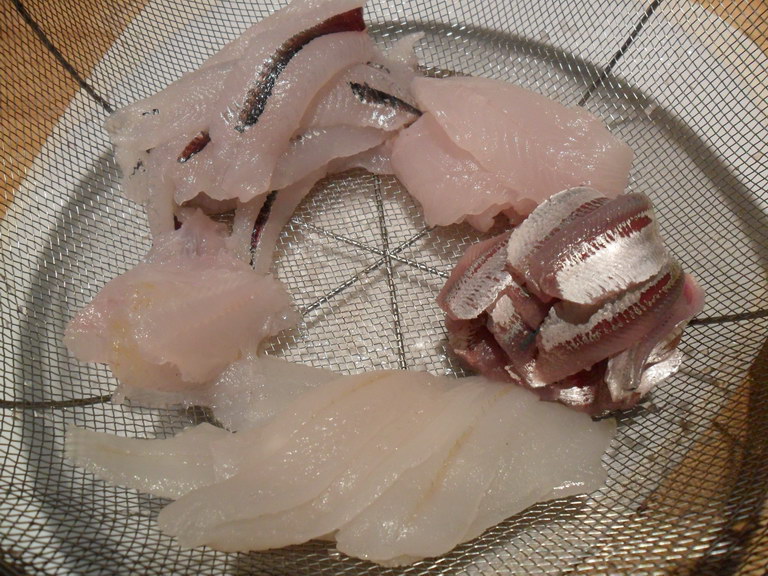 เรียบร้อย ล้างด้วยน้ำใส่น้ำแข็งเย็นจัด พักในตะแกรงให้แห้ง... เนื้อปลาห้าสหายทำไรดีหว่า นี่ถ้ามีวาซาบ
