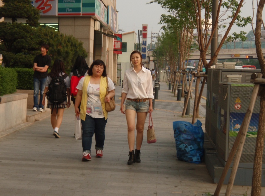ใน ตลาดเจอสาวเกาหลีเพียบครับ  แต่ไม่กล้าถ่ายรูปครับต้องแอบถ่ายครับ    น้าๆๆชอบแบบใหนครับซ้าย-ขวาครับ