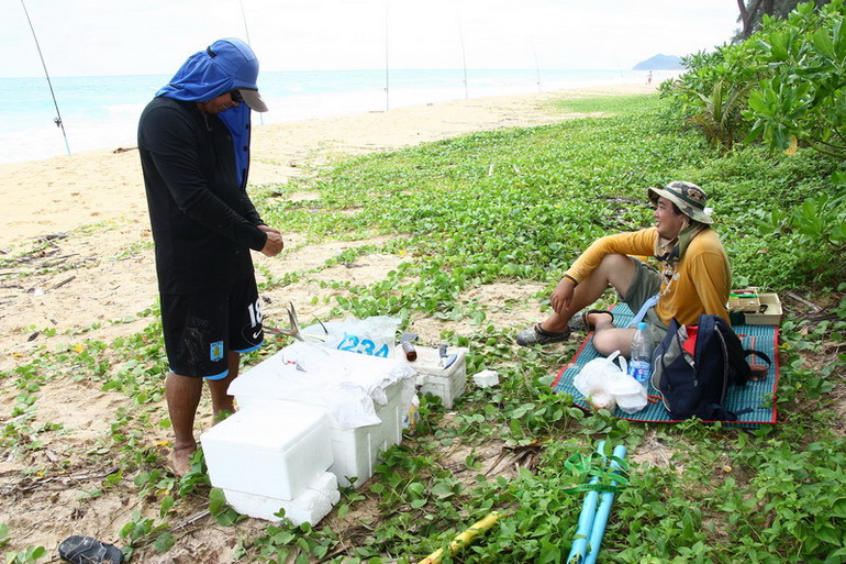 หาดแห่งนี้มีร่มเงาให้หลบแดดมากพอสมควร และไม่ไกลจากจุดที่พักคันเบ็ดเอาไว้ด้วย.. สวรรค์ชัดๆ



อ้อ