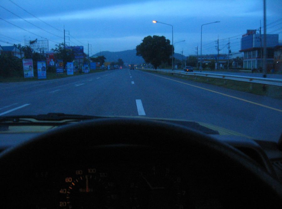 เข้าเขตเมืองชลแล้ว ยังไม่ทัน6โมงก็เริ่มสว่างแล้ว  บรรยากาศเช้านี้ยังดูเงียบอยู่