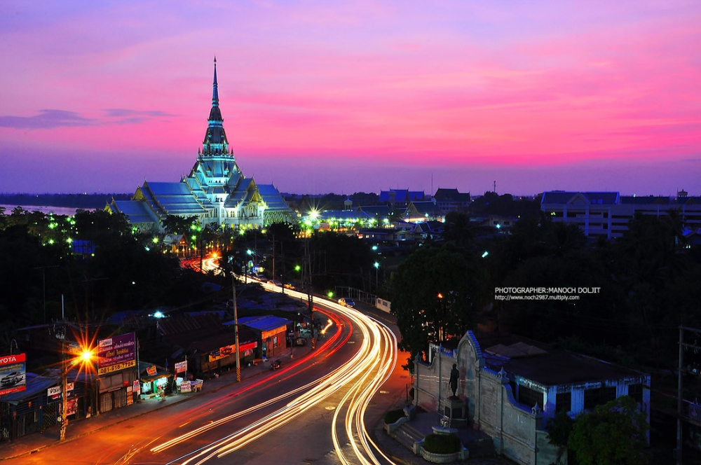 ตกเย็นผมกับพี่จิตรขึ้งเก็บภาพวัดโสธรด้านบนครับ <ขอบคุณพี่เล็กด้วยครับที่ให้ข้อมูล>