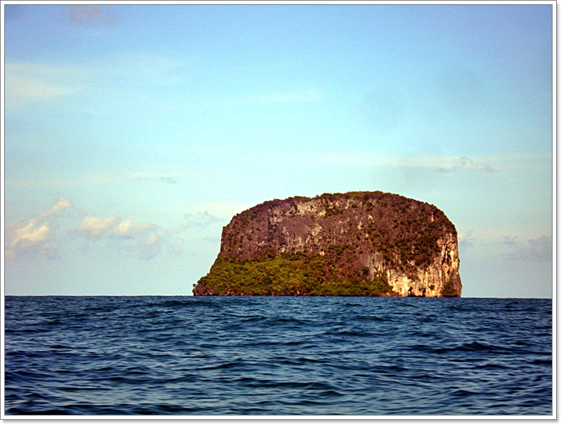  [b]"เกาะหมวก" ชาวเรือเรียกขานกันอย่างนั้นตามรูปร่าง

"เกาะผี" ชื่อนี้ชาวเรือติดปากมากกว่าชื่อ