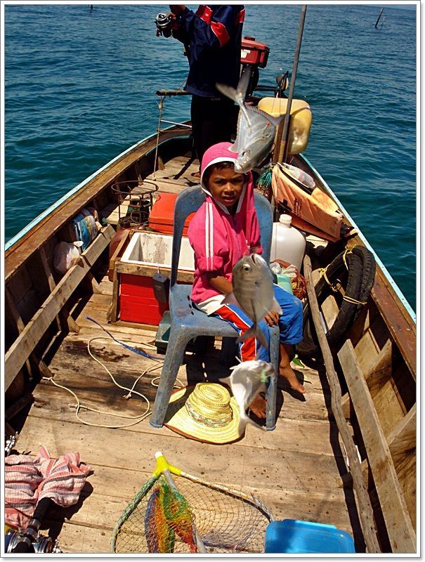  [b]ในแต่ละชุด ของการโสกลูกปลากระมงนั่น เมื่อปลาติดทุกตัวเบ็ดแล้ว

ระหว่างการฉุนกระชาก นั่น...ฝูงป