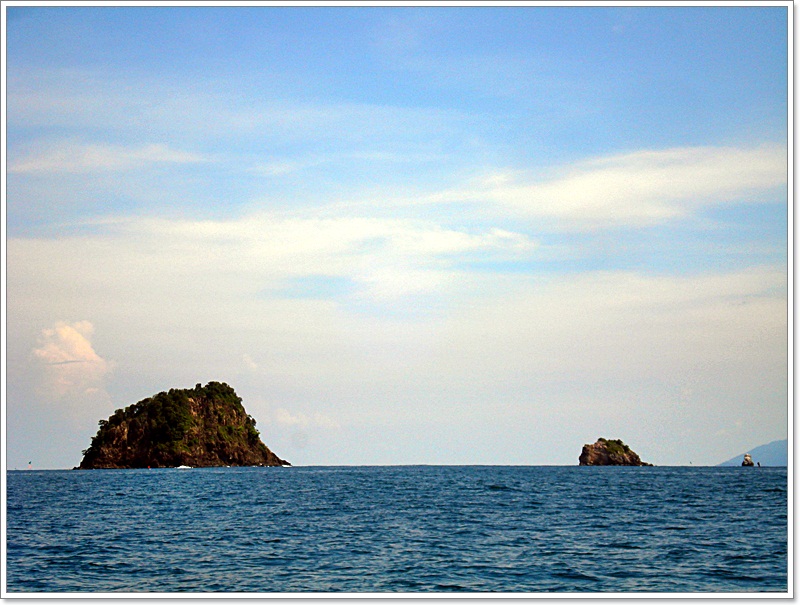  [b]ตอนนี้เรามุ่งหน้าไปสู่ เกาะบุโหลนกลม(ซ้ายมือ) และเกาะขี้นก (ขวามือ) 

"ทะเล..ใส ฟ้าสวย..แปลบ