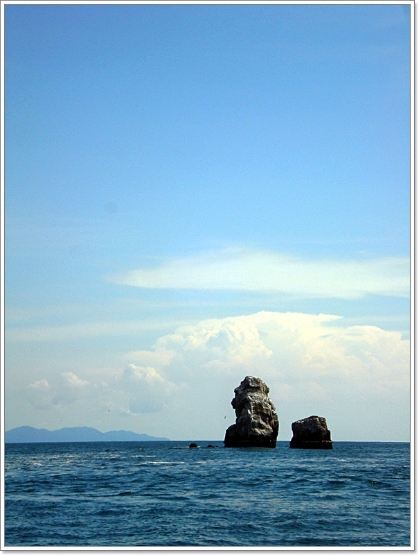  [b]เกาะขี้นนก...ชื่อนี้ ได้ความว่า...ภูเขาหินลูกนี้ เป็นที่ แรมนอน..ของนกนางนวล..ทะเล ประจำถิ่น!


