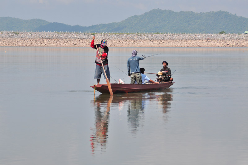 น้าศักดิ์ lovefishing เที่ยวนี้ไม่ได้เอาเรือมาเอง บอกว่าปลาหนีไปอยู่กลางๆกันหมด
ตีกันตั้งแต่เช้า ได