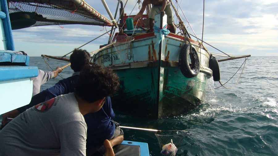  [b]เรืออวนบอกไม่ต้อง เดี๋ยวเอามาส่งให้เลย   น้ำใจงามๆกลางทะเลครับ ต้องขอบคุณมา ณ ที่นี้ด้วย[/b] :gr