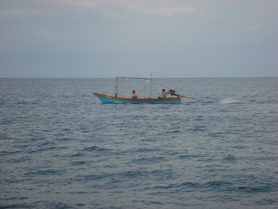 เดินทางไปหาหมึก...พร้อมพลพรรคและเรืออาชีพพื้นบ้าน