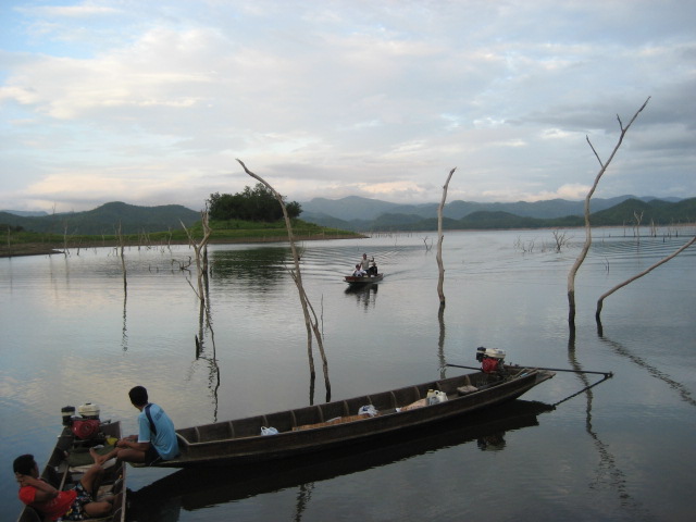 ตอนเย็นถึงเวลากลับแล้ว เรือลำของ น้าปอง กับน้าจ๋า มารอที่ท่าแล้ว