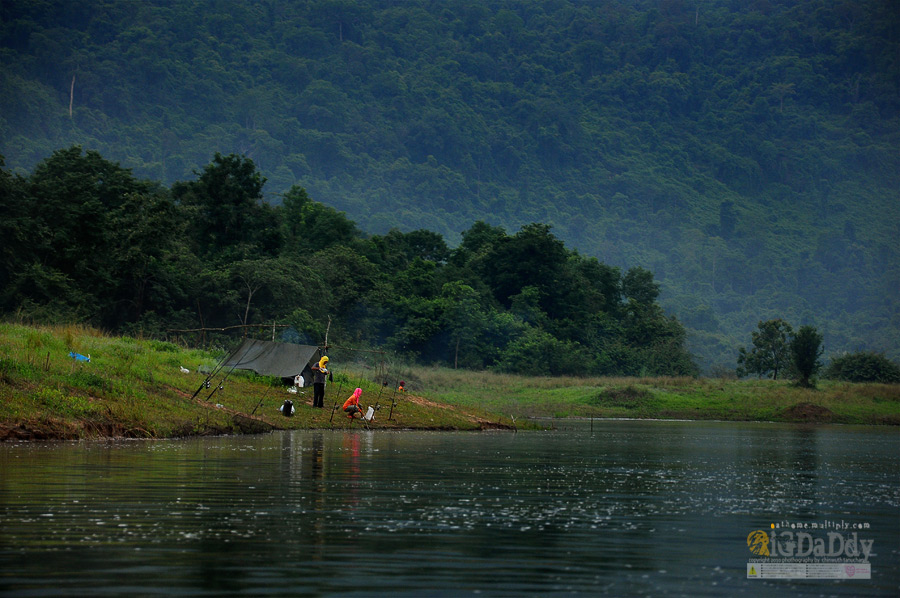 มาครับๆ นั่งเรือกันต่อ ดื่มด่ำกับธรรมชาติกันต่อครับ....... :cheer: :cheer: