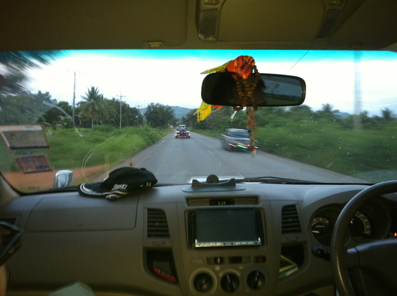 ทุกคนออกเดินทางจากราชบุรี แล้วมานัดเจอกับผมที่นครปฐม เวลา 04.00
ขับรถตามกันมาเรื่อยๆ 2 คัน 