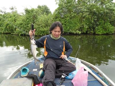 ถ่ายรูปไปนึกในใจว่าต้องได้ปลากลับบ้านเต็มเรือแน่นอน