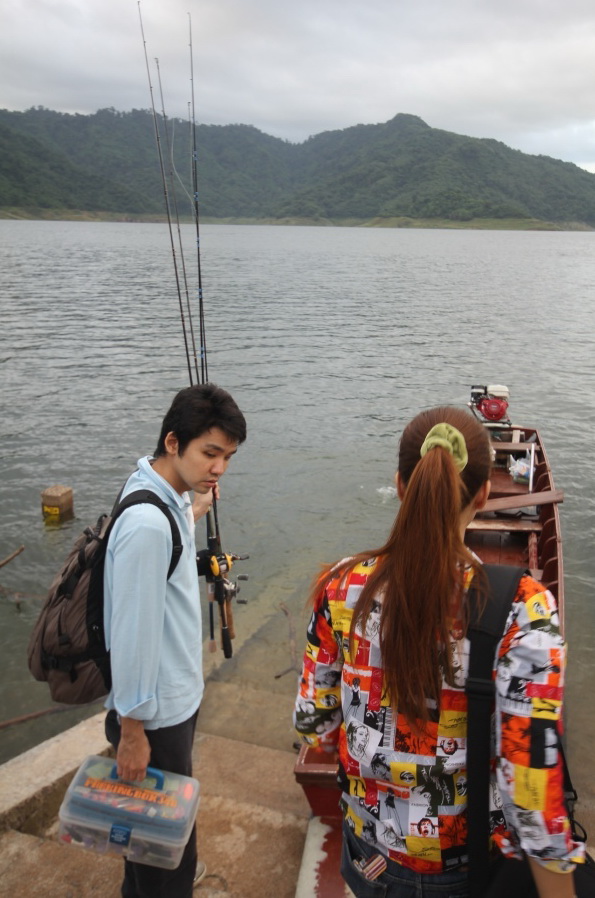 ทยอยลงเรือ สุภาพบุรุษให้สุภาพสตรีลงก่อน เพราะเรือจอดไม่ชิด

จากรูป 

"เร็ว ๆ ดิ เอาขาไปเกี่ยวเร