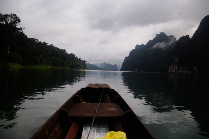 และแล้วฝนก็กระหน่ำลงมาจนต้องจอดเรือหาที่หลบเพราะลมแรงมาก