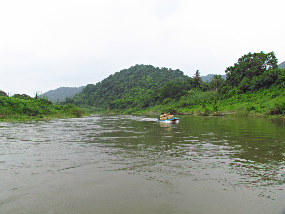  [b]มีเรือล่องสวนลงมาเป็นระยะๆ สอบถามพี่โนช บอกว่าเป็นเรือชาวบ้านด้านบนเอานุ่นลงมาขายครับ[/b]