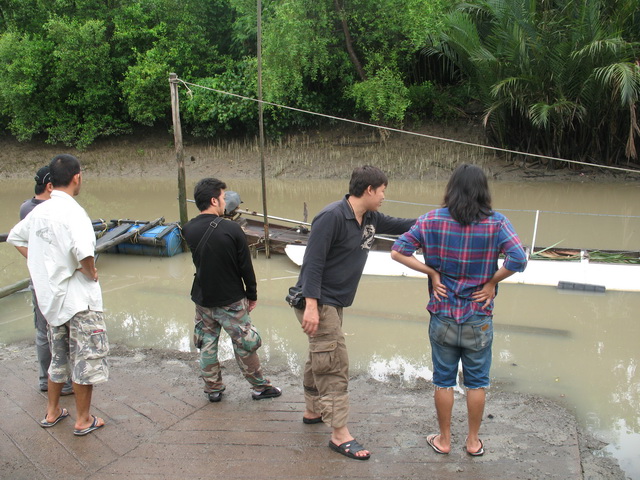 เรามาถึงท่าลงเรือแว้ววววว
น้ำกำลังขึ้นพอดีเลย :laughing: :laughing: :laughing: