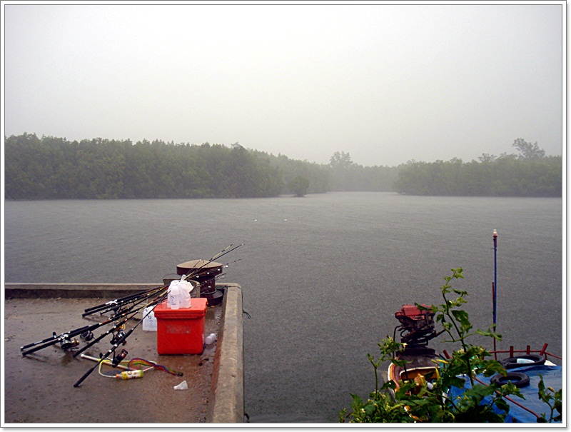  [b]บังสีหนั่น ผ่าฝนคะนองลมและเม็ดฝน หนักมา รอ...ข้างสะพานแล้ว เมื่อราวสักเกือบ 8 นาฬิกา

ต่างคนต่