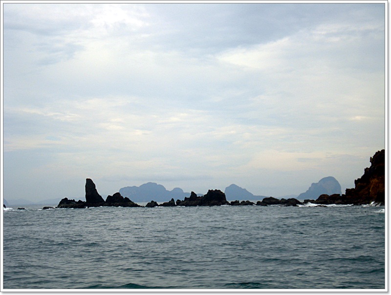  [b]หมายนี้ สัญลักษณ์ คือหินแท่งสูงใหญ่ อยู่บริเวณปลายแหลม

ใต้เกาะแก่งนั้น เป็นที่พำนักของเหล่านั