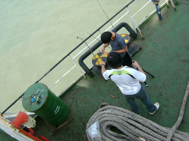 เมื่อเรือเทียบถ้าผมก็แอบมาตกปลากับพี่ผู้ช่วยต้นเรือที่ท้ายลำผลปรากฏว่า  แห้วเป็นเข่งครับ :cool: :coo