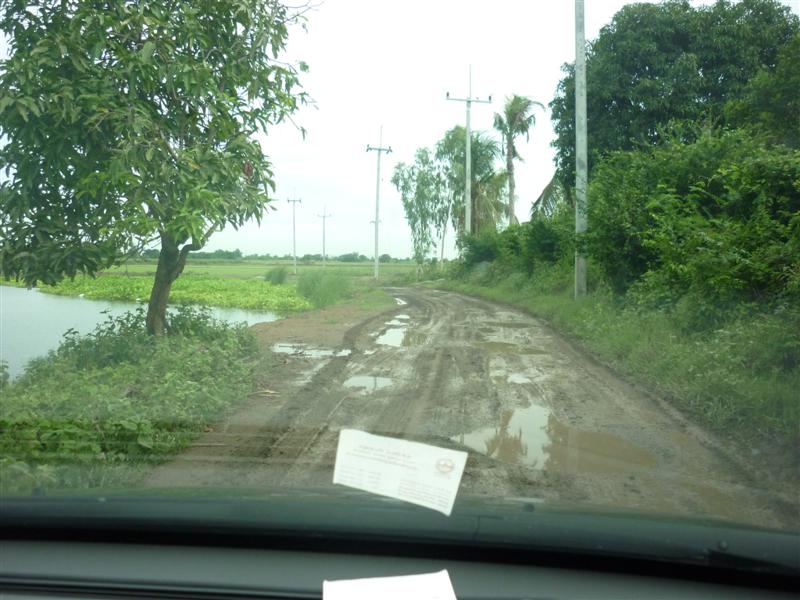 ถนนด้านในเละสักหน่อยเพราะฝนเพิ่งตกหนักไปครับ