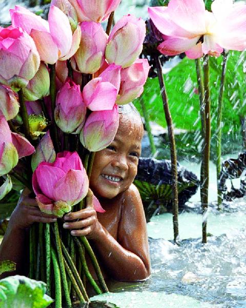 ภาพ "ยิ้มของเด็กสุพรรณ" โดยนายบุญมี ถนอมสุขสันต์  หัวข้อ "ยิ้มสยาม" ถ้วยพระราชทานสมเด็จพระบรมโอร