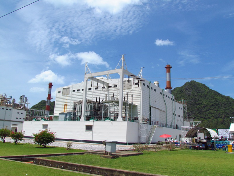 โรงไฟฟ้าที่เห็นนี้  ถูกออกแบบและก่อสร้างบนเรือขนาดใหญ่ ได้นำเข้ามารับใช้ ผู้ใช้ไฟฟ้าทางภาคใต้ของไทย 