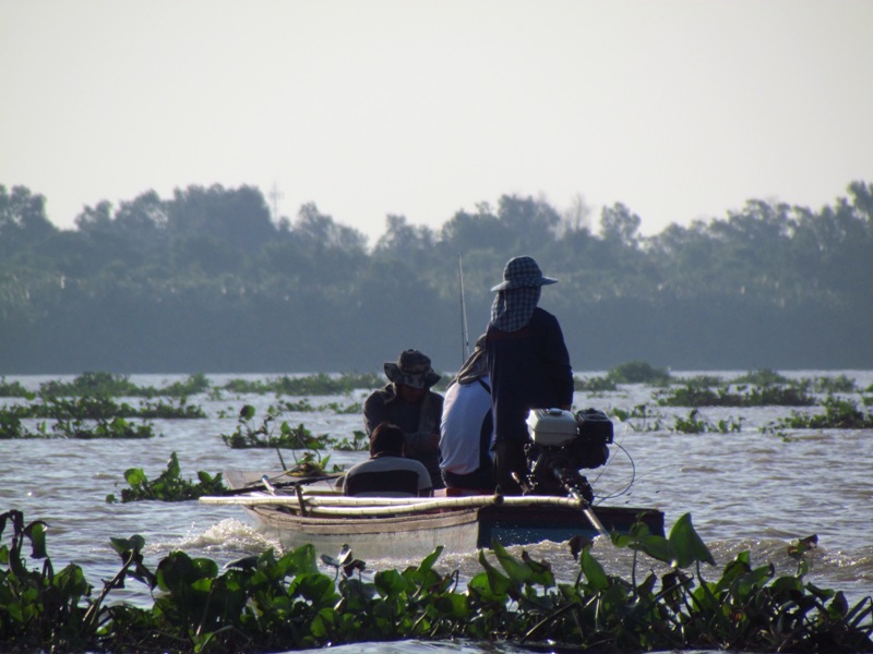 เรืออีกลำ ถ้าดูไม่ผิด น่าจะเป็นทีมของน้าสงค์  กำลัง แล่นผ่านไป  :cheer: