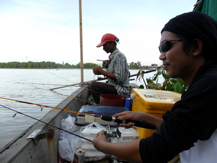 ท้ายเรือเป็นยังไงกันบ้าง..............

 :smile: :smile: :smile: