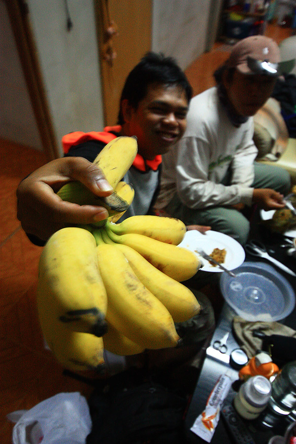 ช่วงเช้า ตื่นมา กินข้าวเช้ากันก่อน  :umh: :umh:

เจ้าเอ๊กซ์ ขอกล้วยเลย จะได้กล้วยๆ ในการขุดแห้ว  :