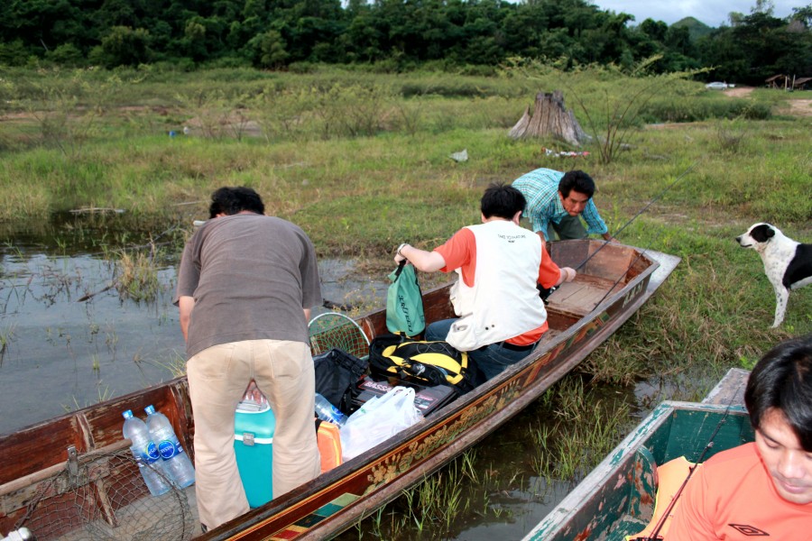 เดินทางถึงท่าลงเรืออย่างรวดเร็วครับ  ลงเรือกันทันทีครับ แบบว่าใจร้อนคับ :love: :love: :love: :love: 