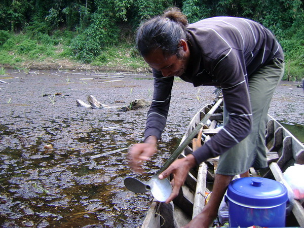  [b]และแล้วใบจักรเรือก็ฟันโดนขอนไม้แ